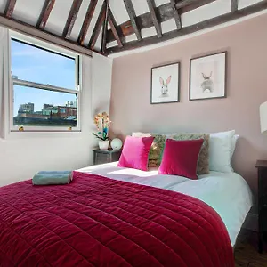 https://old-street-iconic-warehouse-style-4-bedroom-2-bath.brighton-hotels-england.com